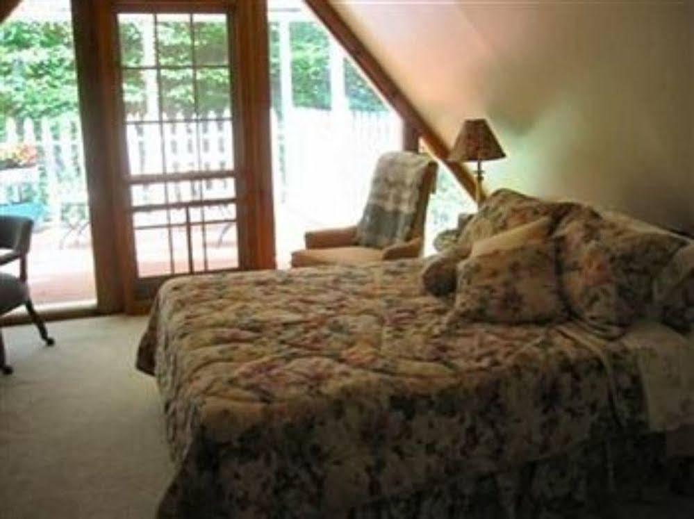 Rock Laurel Bed And Breakfast Candler Pokoj fotografie